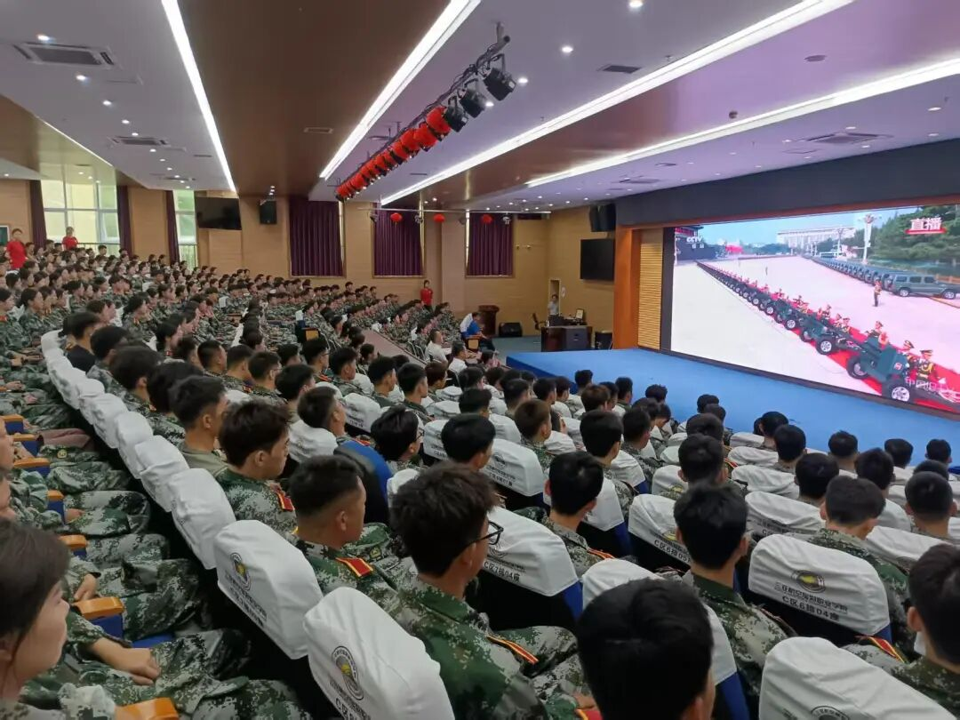 图3:观看阅兵盛况 图3:观看阅兵盛况