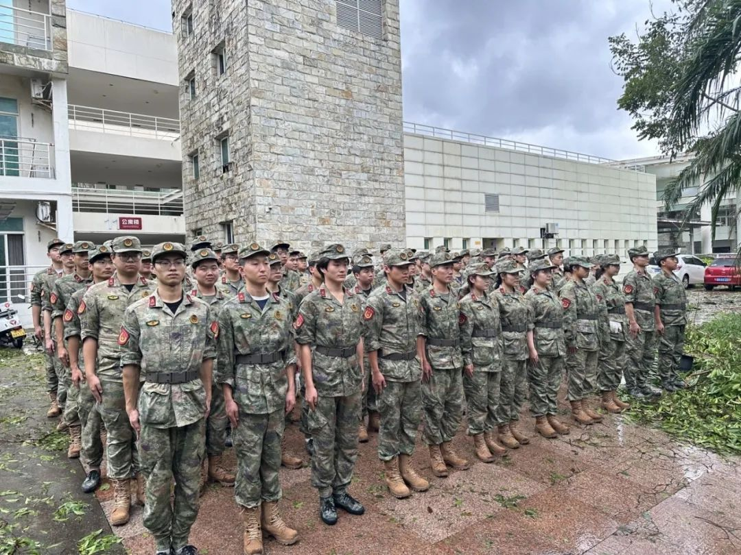 图6:民兵师生 图6:民兵师生