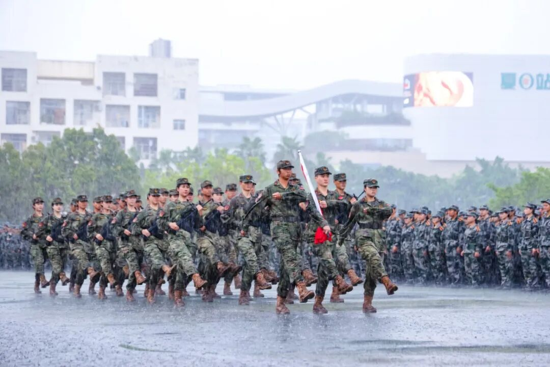 图4:雨中大会现场 图4:雨中大会现场